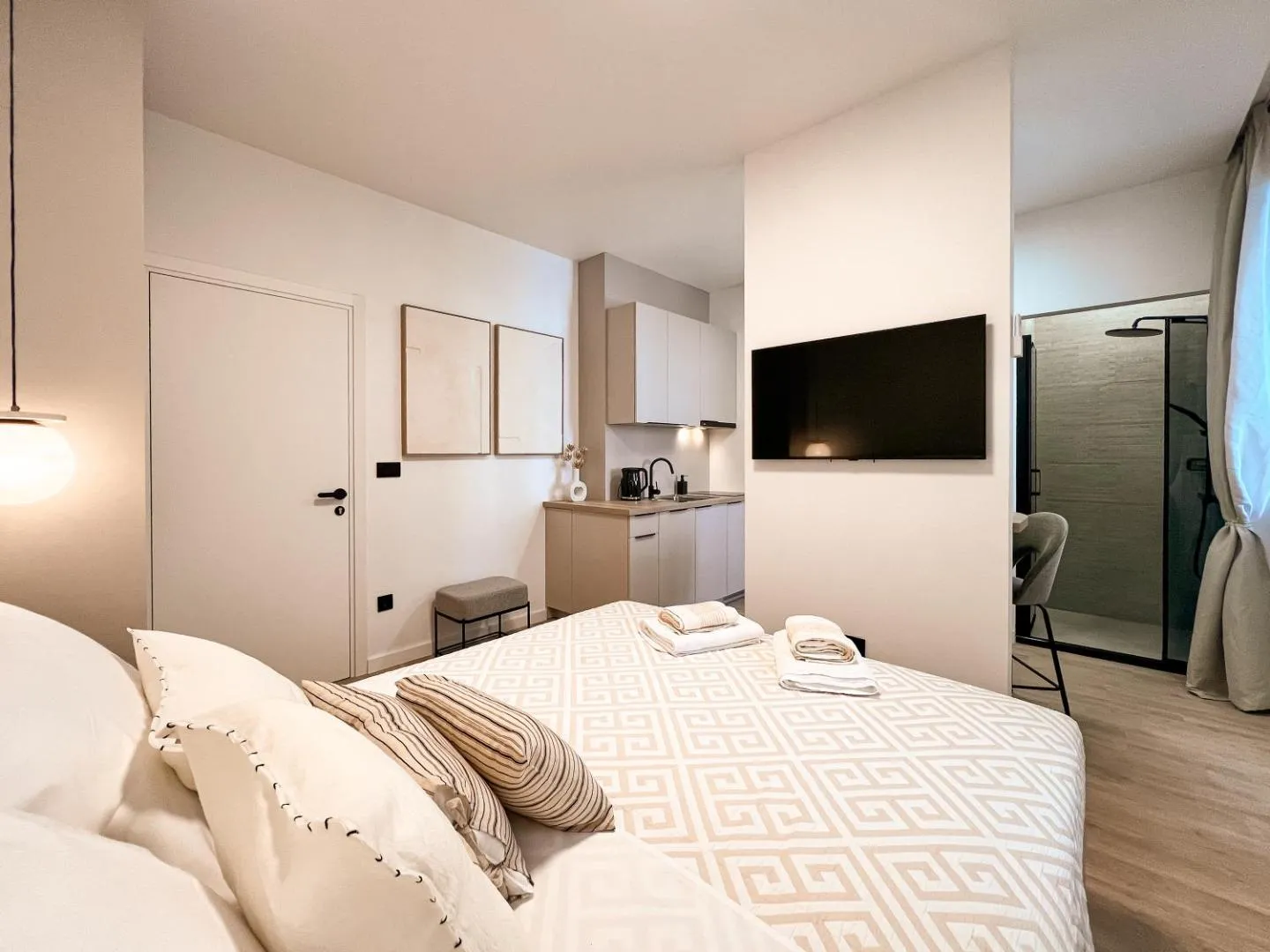 Amore - Bed facing the TV