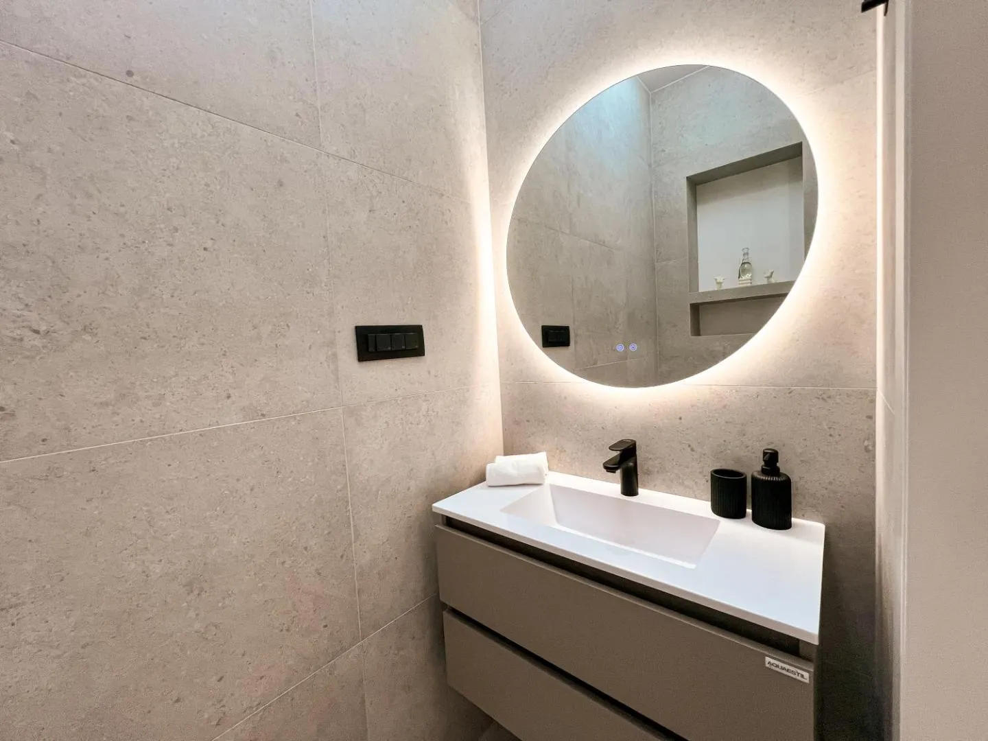 Amore - Round mirror above the vanity
