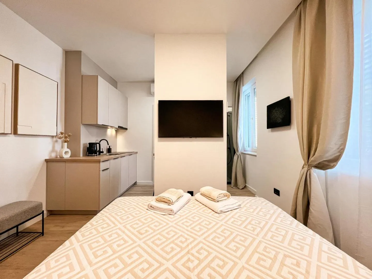 Amore - Kitchen and TV wall