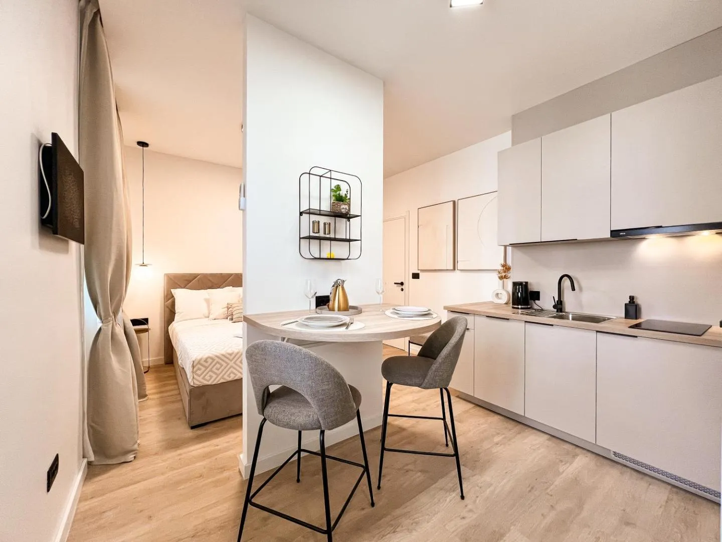 Amore - Kitchen corner with the bed beyond