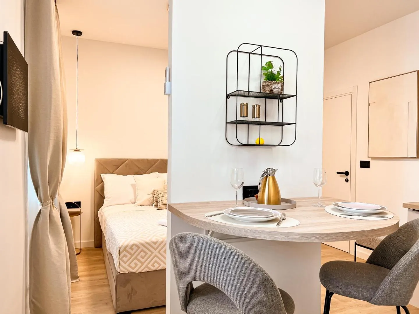 Amore - Bright studio with the bed and dining table