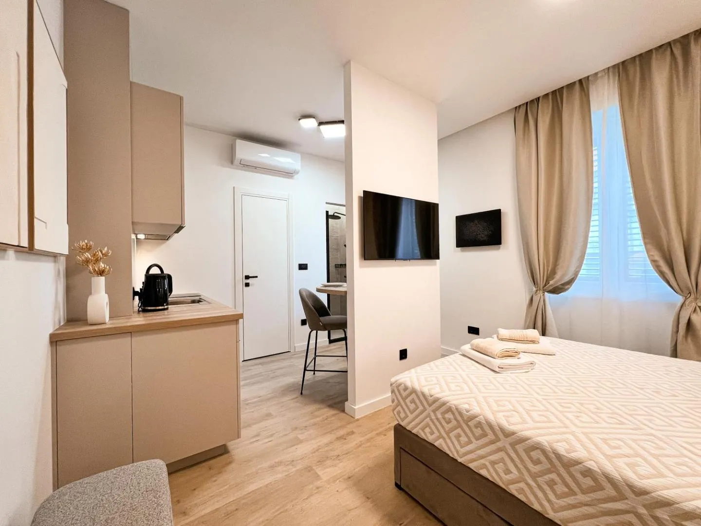 Amore - Kitchenette and bed in warm light